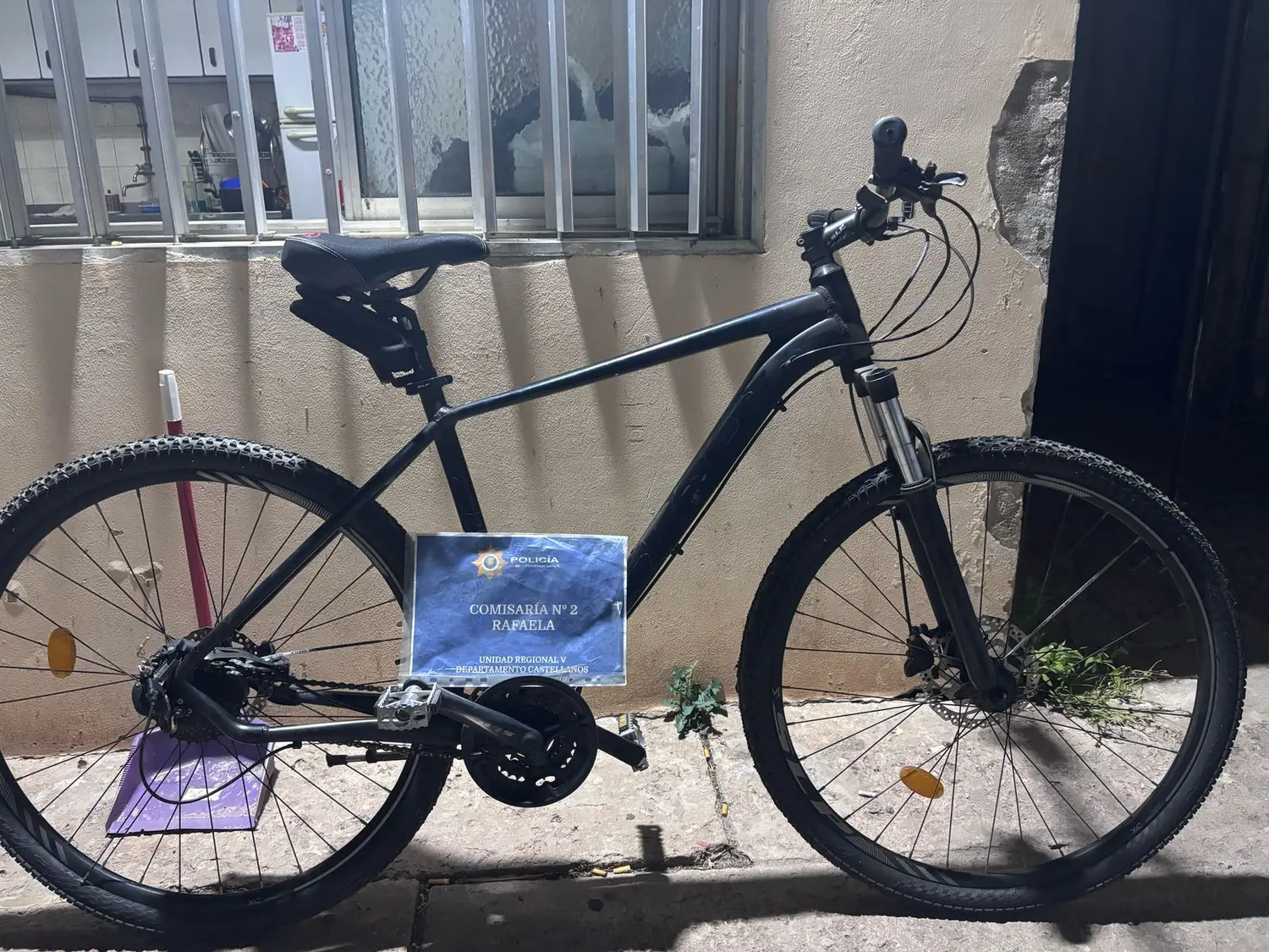 Dejaron una bicicleta abandonada frente al garaje de su casa y avisó a la policía