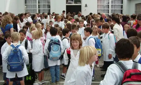 El gobierno convoca a los padres a llevar a sus hijos a la escuela 