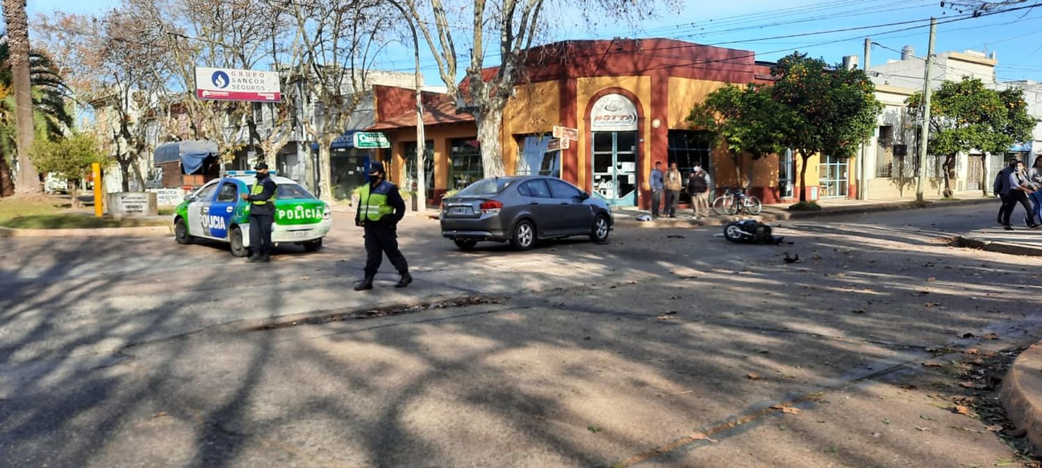 Una moto y un auto chocaron en Boulevard Moreno y 25 de Mayo