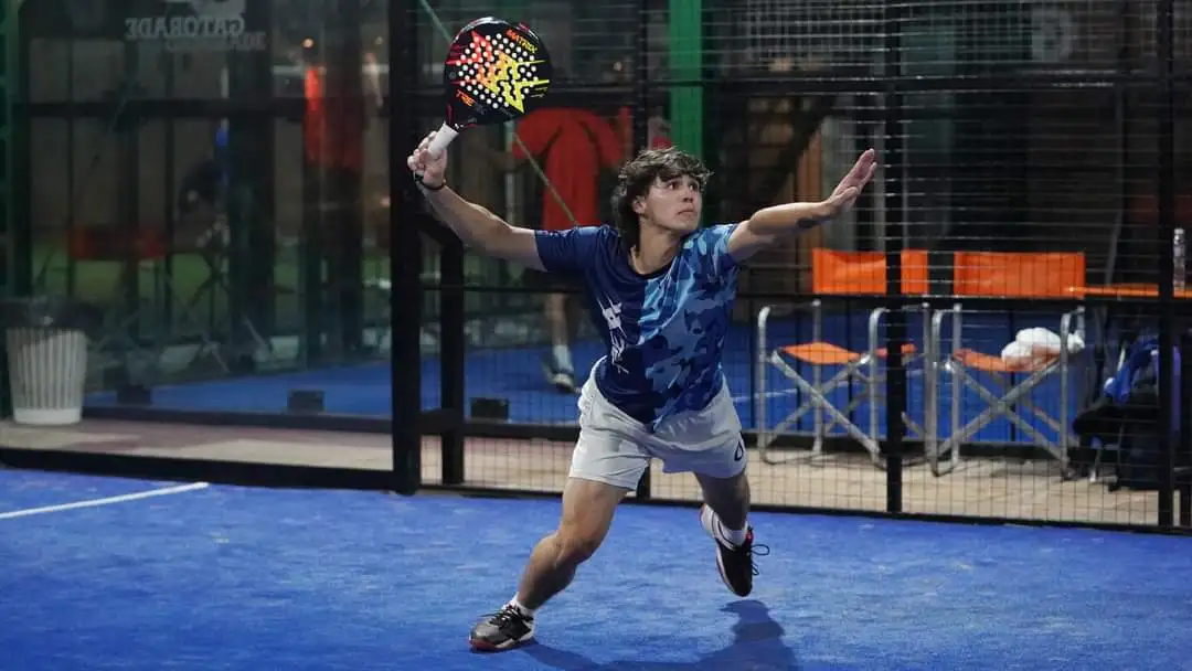 Joaquín De Astoreca, el tandilense que hace su camino en las “grandes ligas” del pádel
