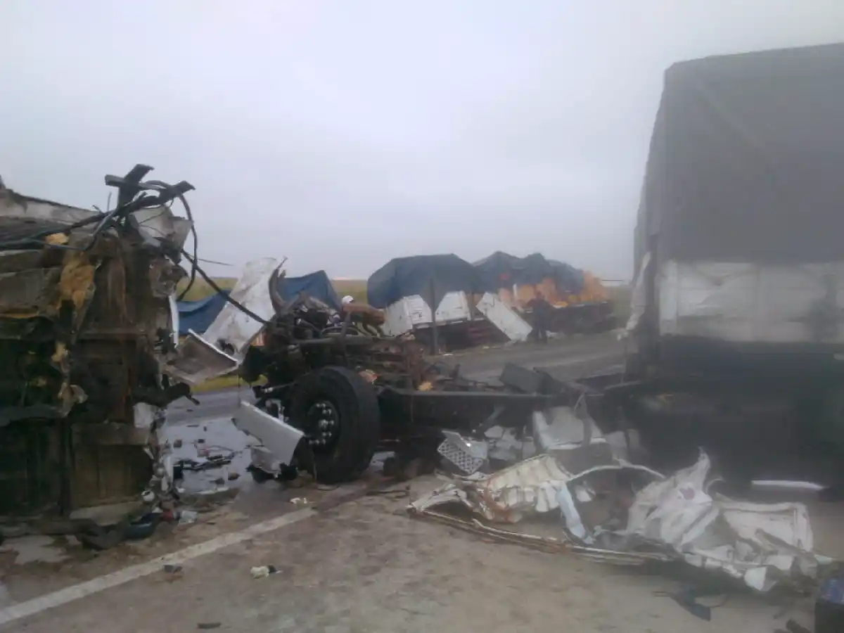 Un herido en un triple choque de camiones