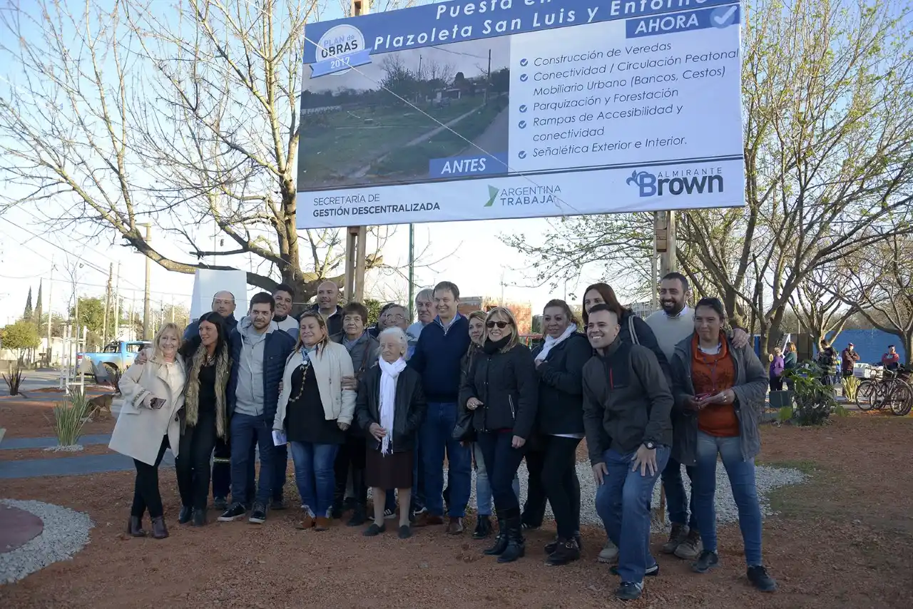 Castacallares recorrió la nueva Plaza San Luis en Almirante Brown 