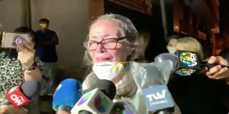 Antonia Turbay, la vecina de Simonovis que llora desconsoladamente al ser liberada