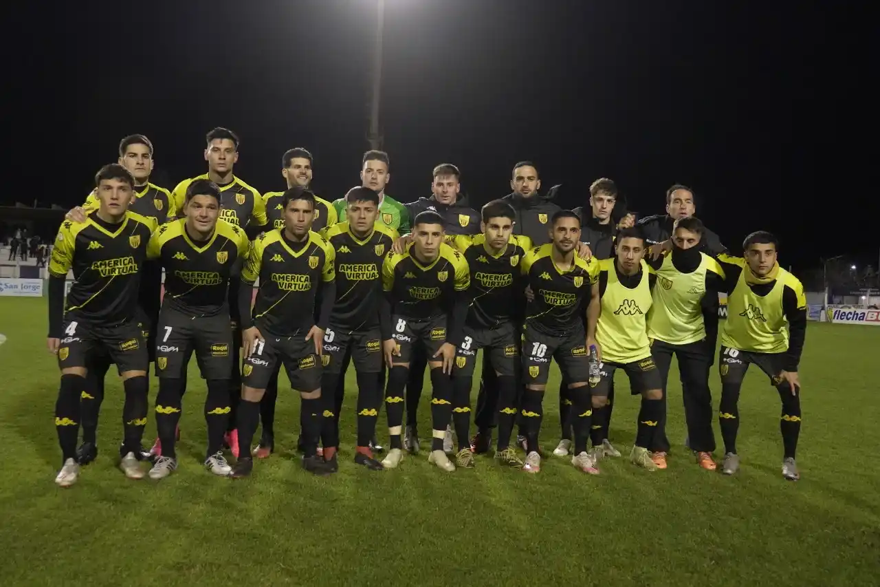 Titulares y suplentes de Santamarina, antes del partido con Instituto.
