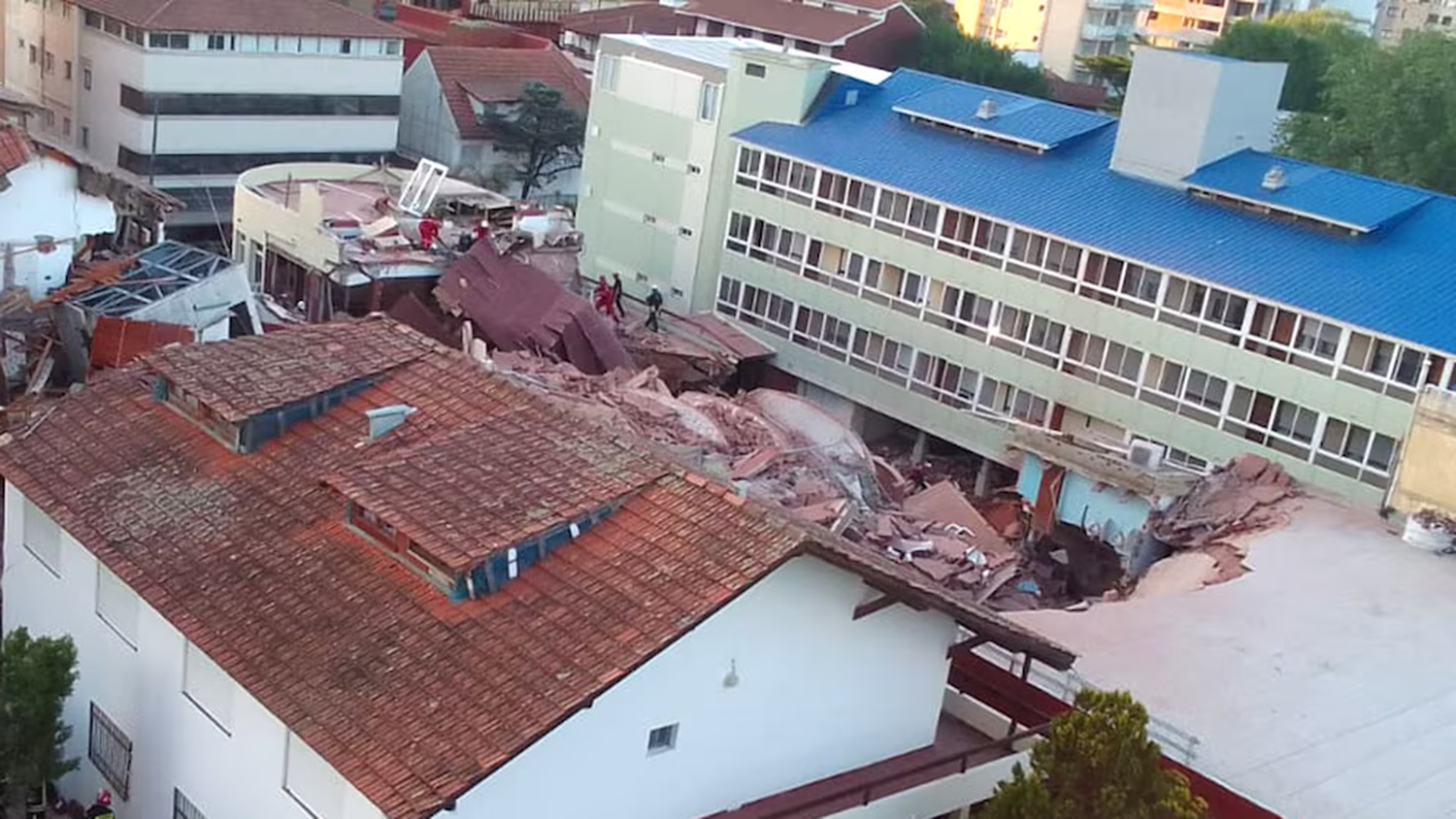 Se derrumbó el edificio de un hotel en Villa Gesell: los bomberos intentan rescatar a las personas atrapadas