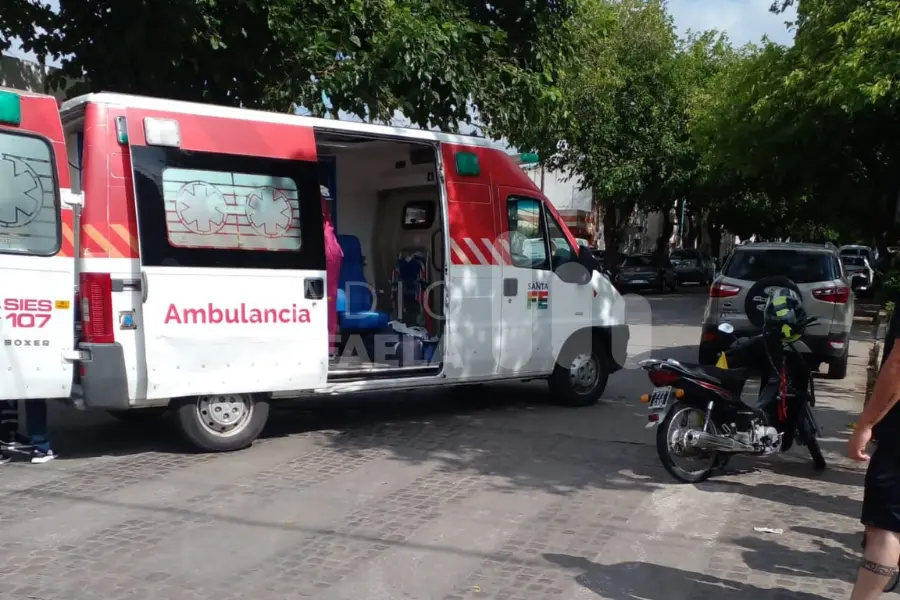 Lo encontraron tirado inconsciente en pleno Bv.Santa Fe y con su moto al lado