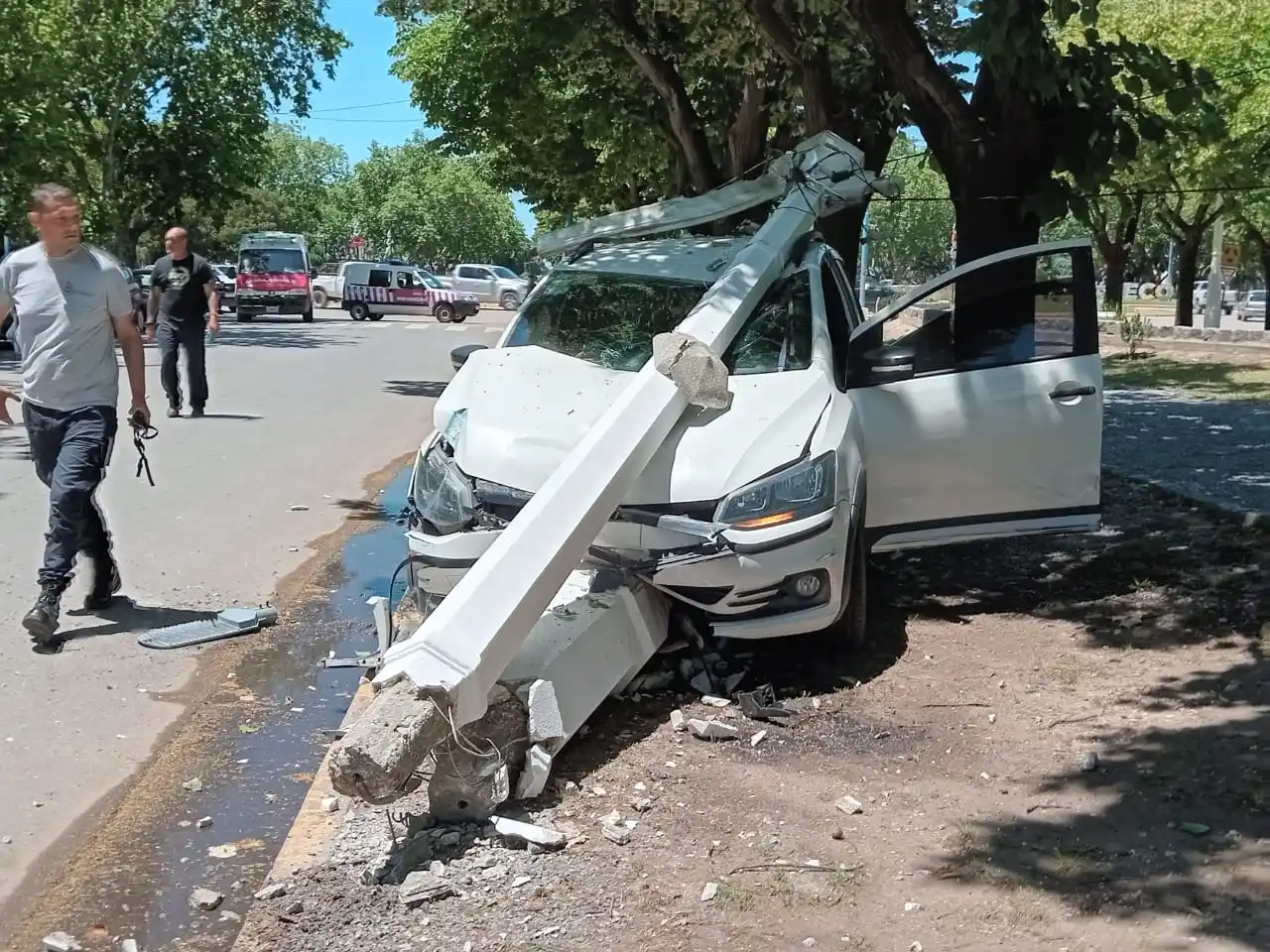 Destruida quedó la columna