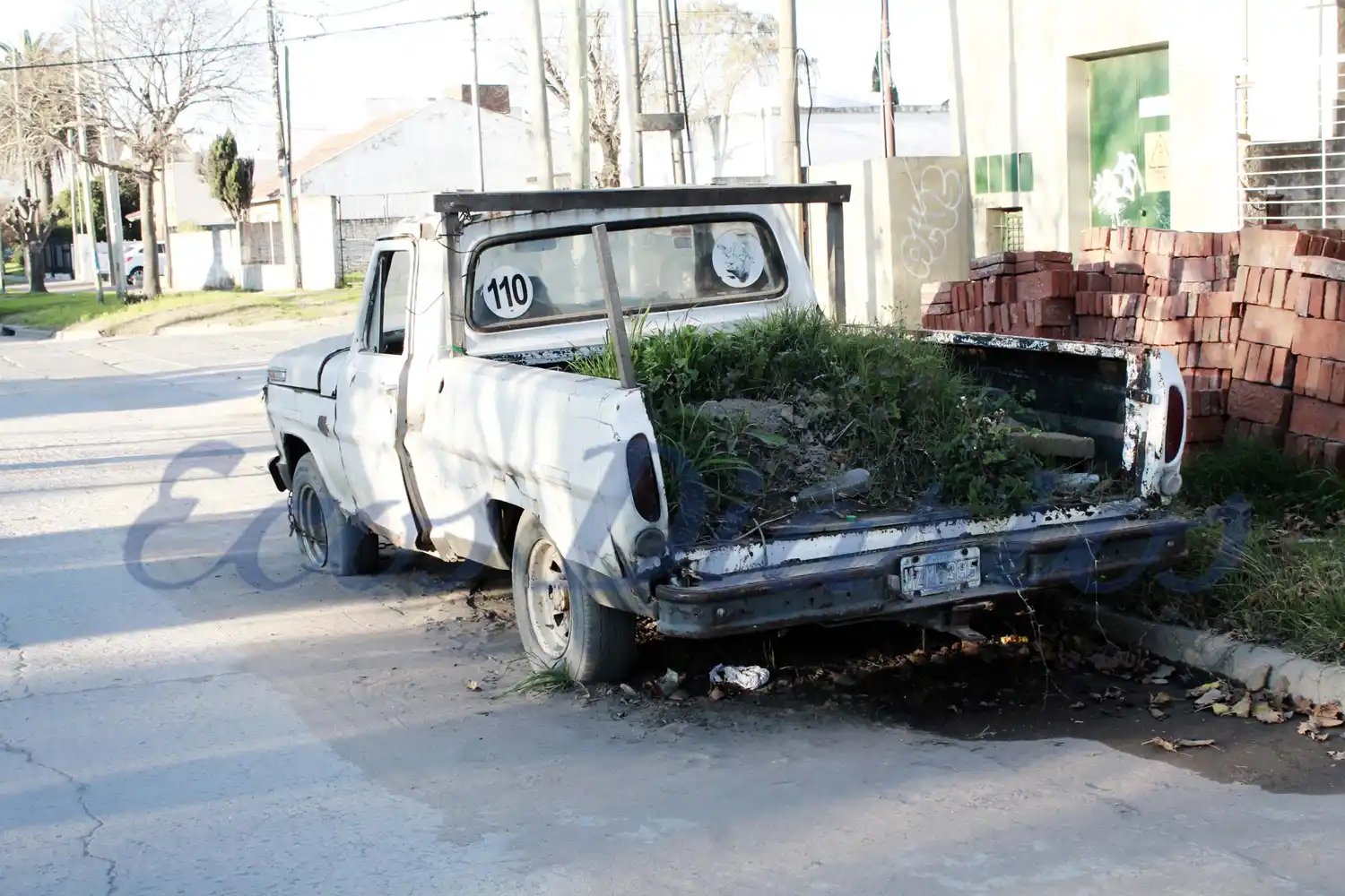 Ante la falta de control se multiplica el abandono de autos y basura en la vía publica -GALERIA HD-