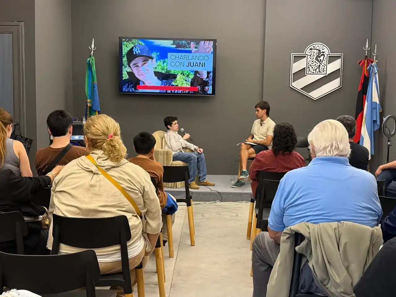 "Charla con Juani" en el Club Independiente, para visibilizar el caso y recaudar fondos para una nueva operación del joven tandilense.