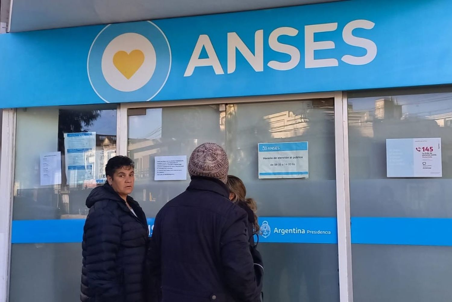 anses cerrada gente en la puerta
