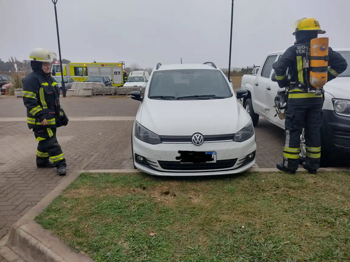 Los bomberos momentos después de haber controlado la situación.