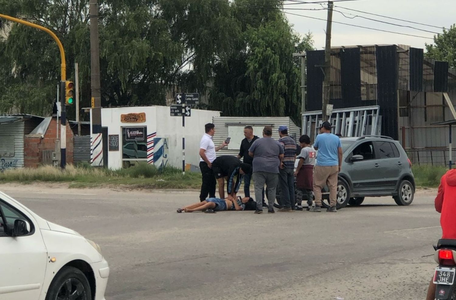 Motociclista atropelló a ciclista, quiso huir y lo detuvieron