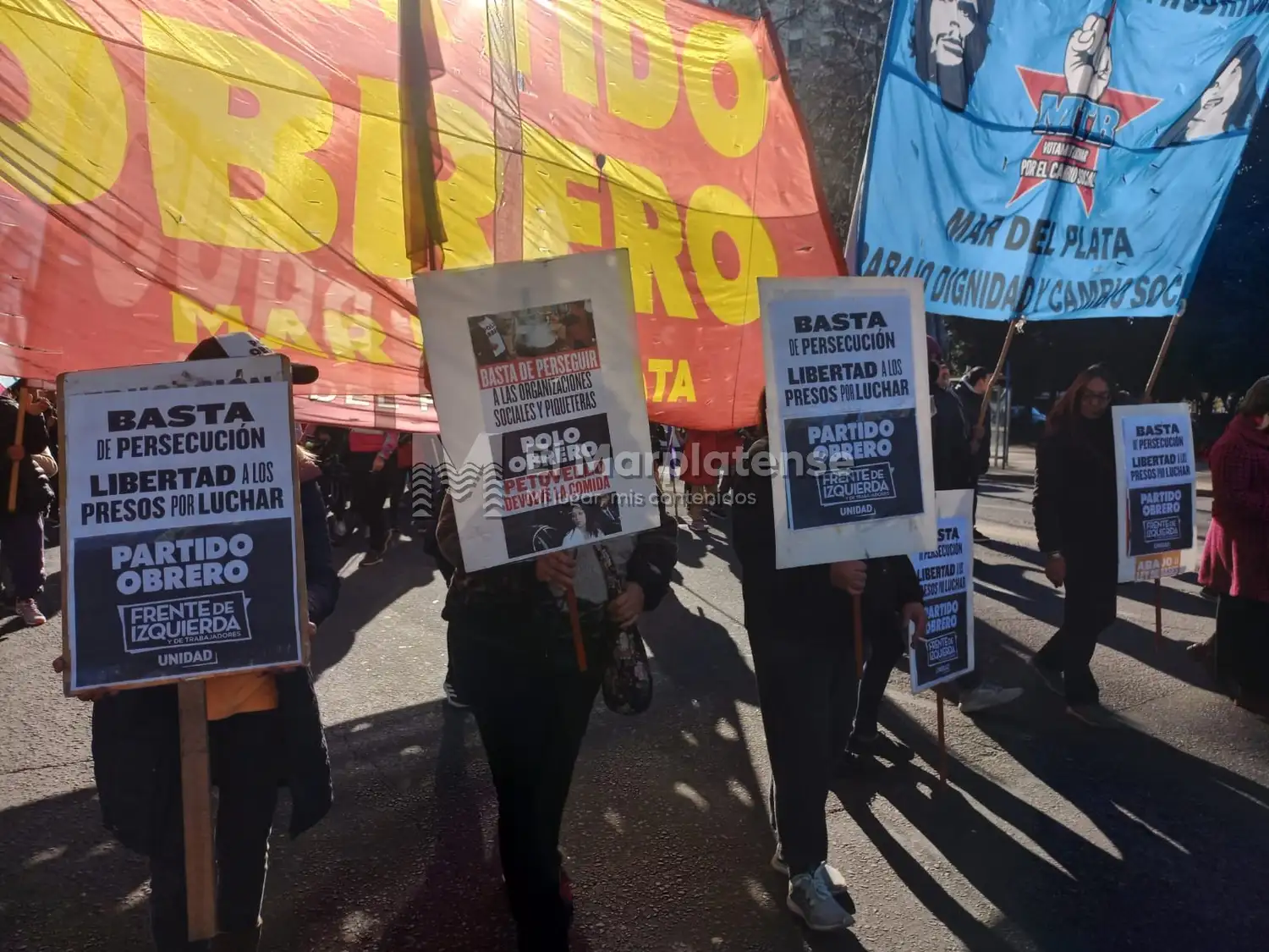 Organizaciones sociales marcharon en reclamo de los detenidos.