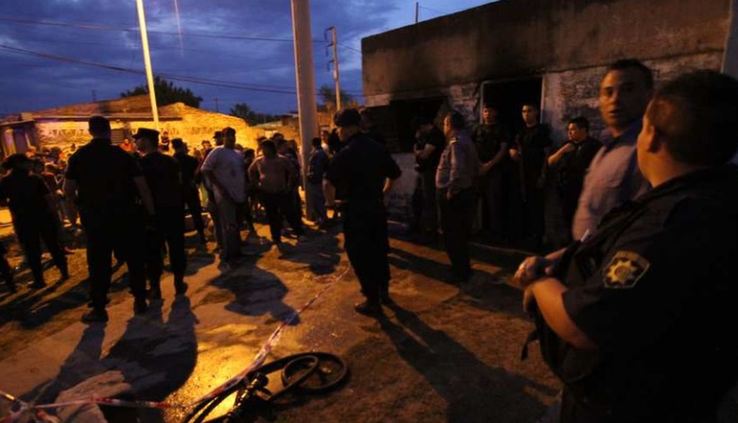 Se incendió una casa, murió un hombre y hubo disturbios