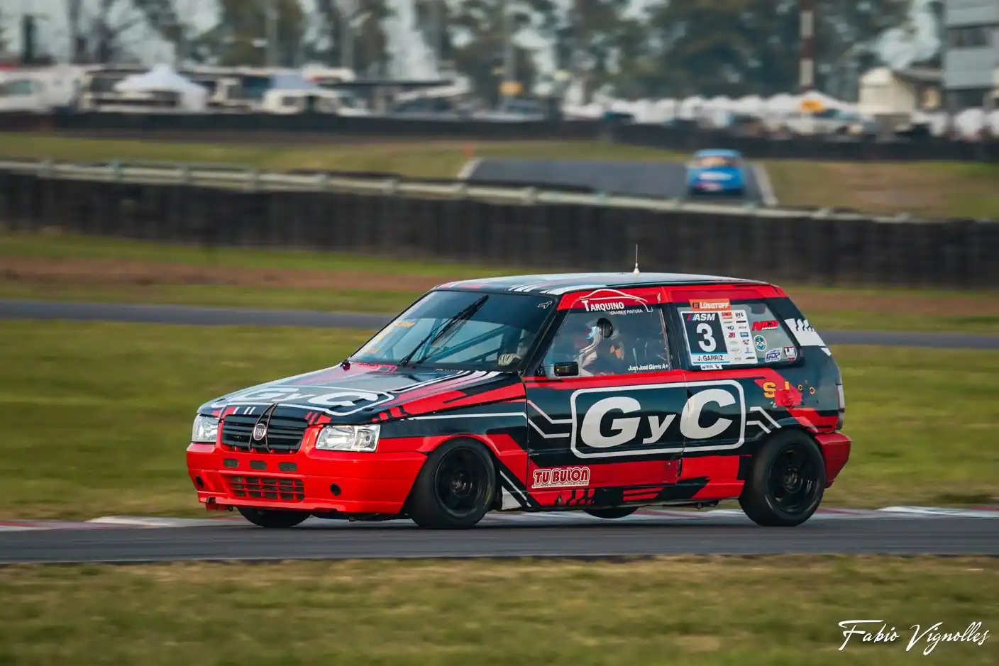 Juanchi Gárriz fue protagonista en La Plata: gran largada, toque desafortunado y promesa de revancha para el domingo