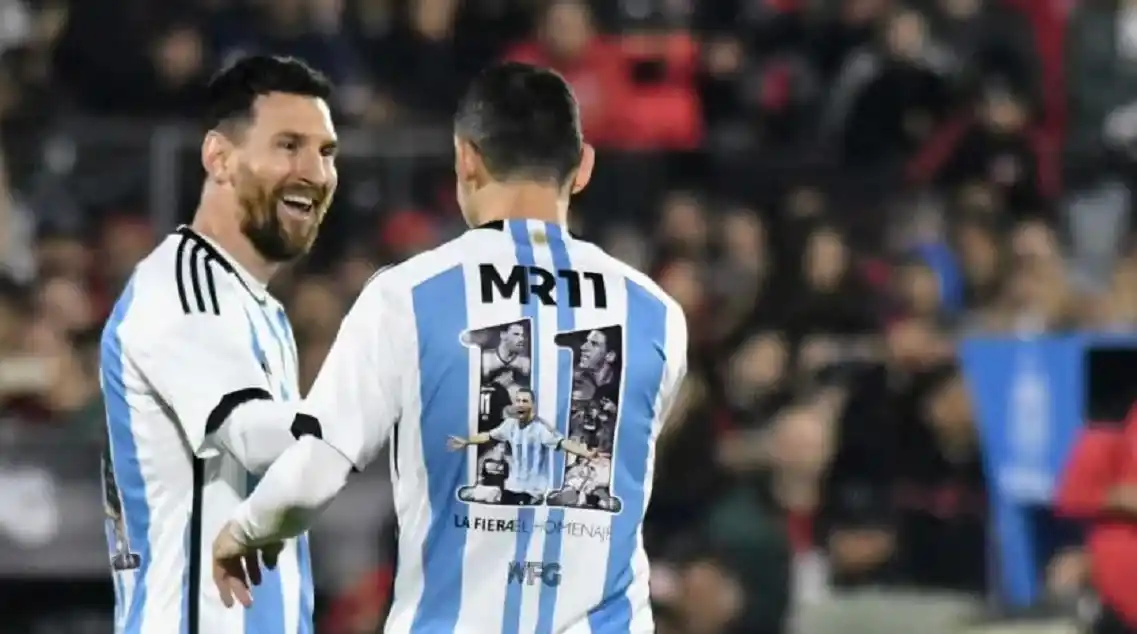 Con la presencia de Messi, Maxi Rodríguez se despidió en el Coloso
