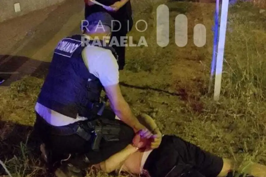 Quiso golpear a los policías con una baldosa