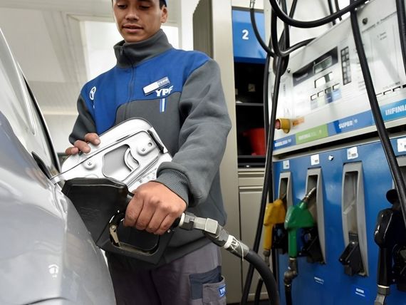 YPF: será más barato cargar nafta después de la medianoche