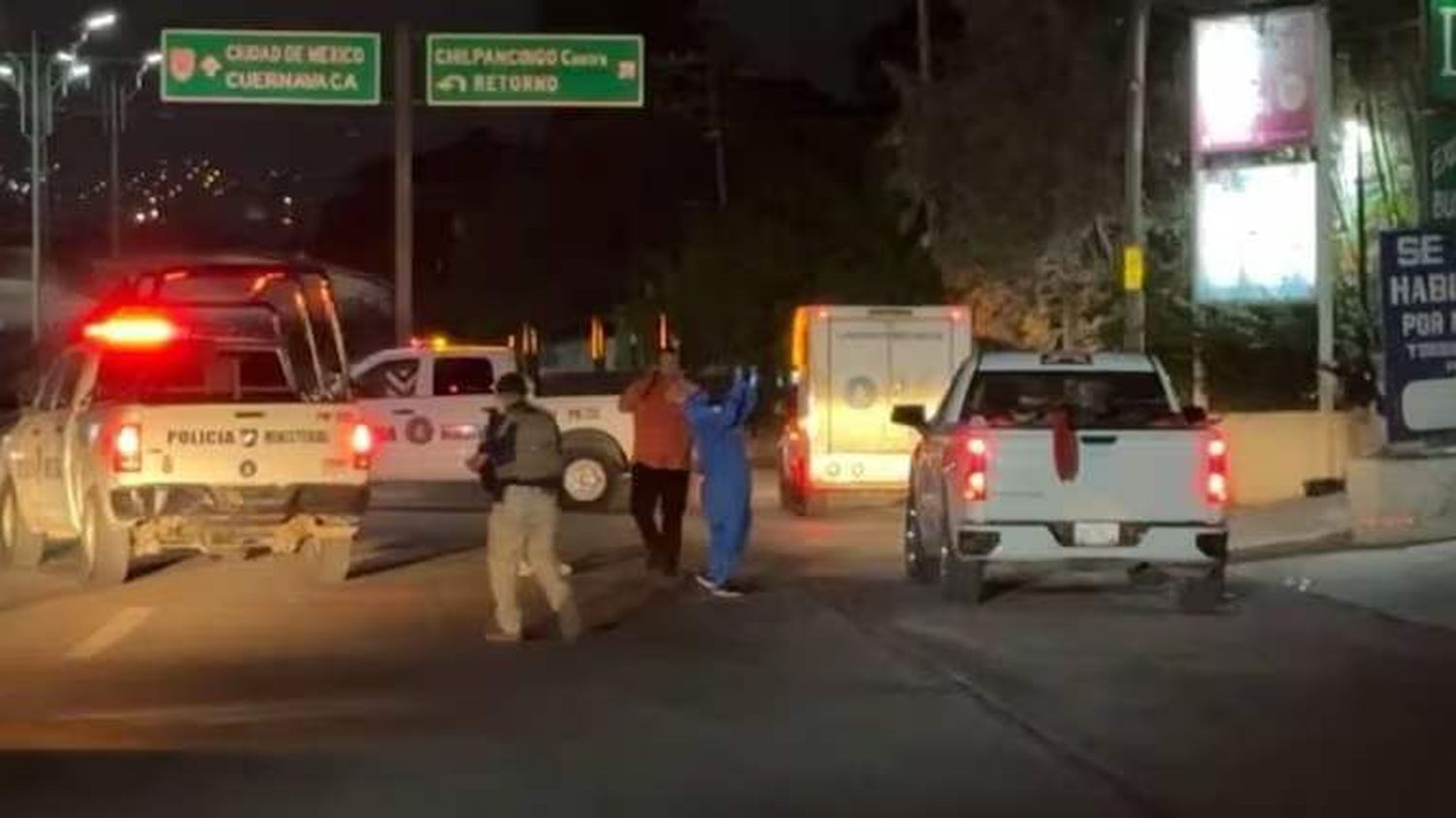 La policía custodia la camioneta donde fueron hallados 11 cuerpos