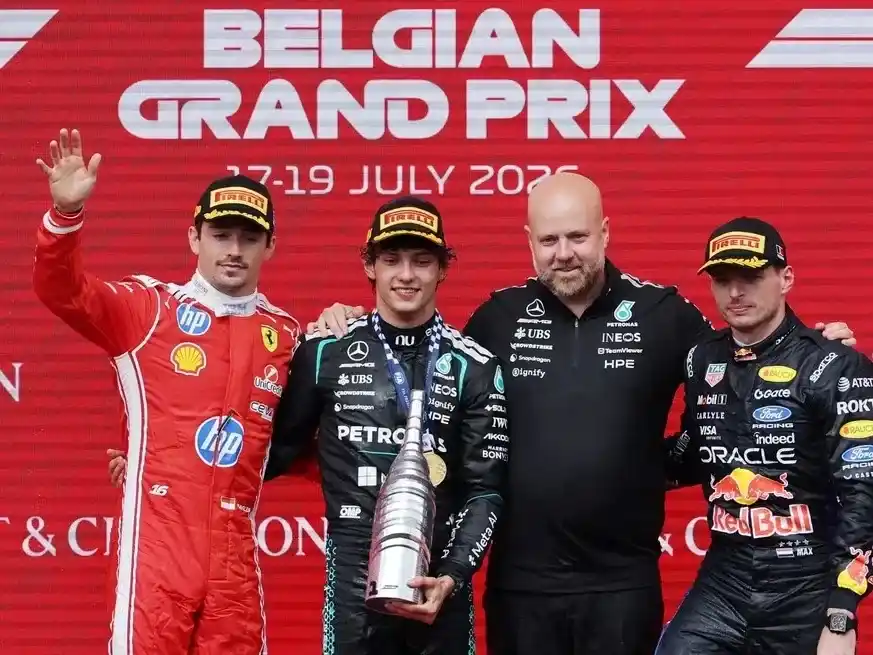 Andrea Kimi Antonelli celebra en el podio de Spa-Francorchamps después de ganar el Gran Premio de Bélgica, acompañado por Charles Leclerc, segundo con Ferrari, y Max Verstappen, tercero con Red Bull. Reuters/Christian Hartmann
