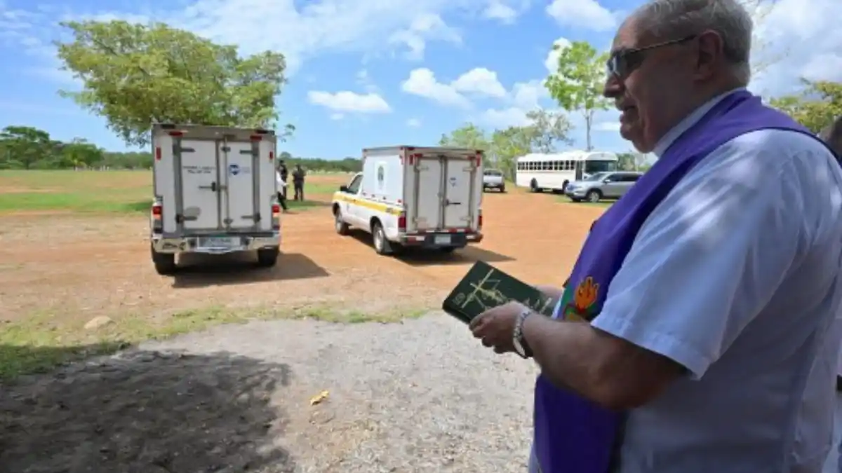 En Panamá sepultan a 13 migrantes fallecidos que nadie reclamó