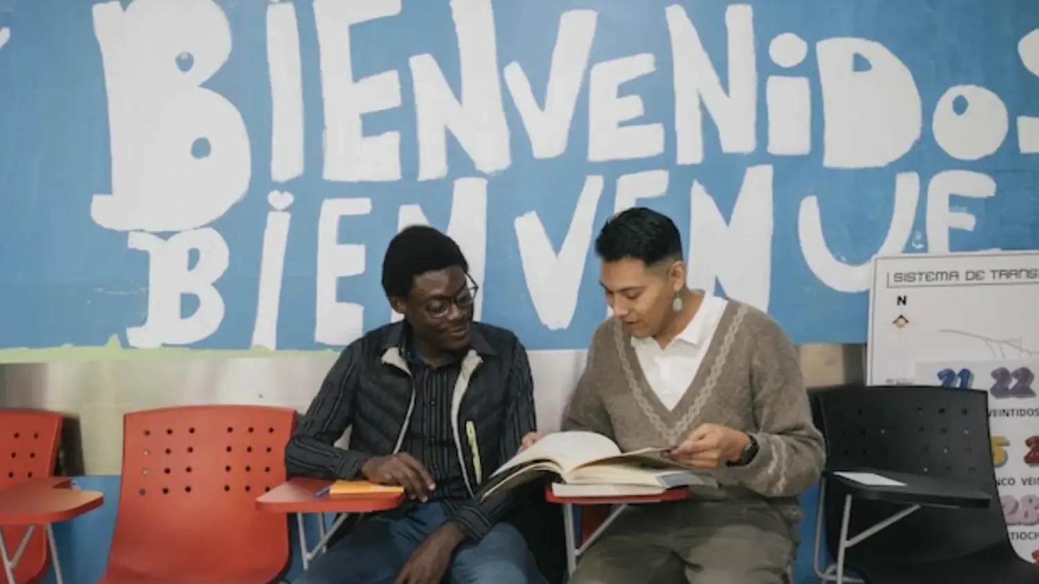 Dos refugiados participan en una sesión educativa organizada por ACNUR en Francia.