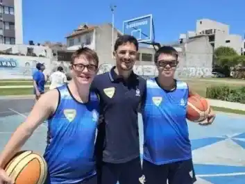 Agustín y Ángelo junto a su entrenador Joshua se consagraron campeones en Hungría