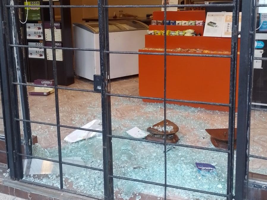 Los delincuentes rompieron la vidriera y algunas cajas de alfajores, pero no se llevaron nada.