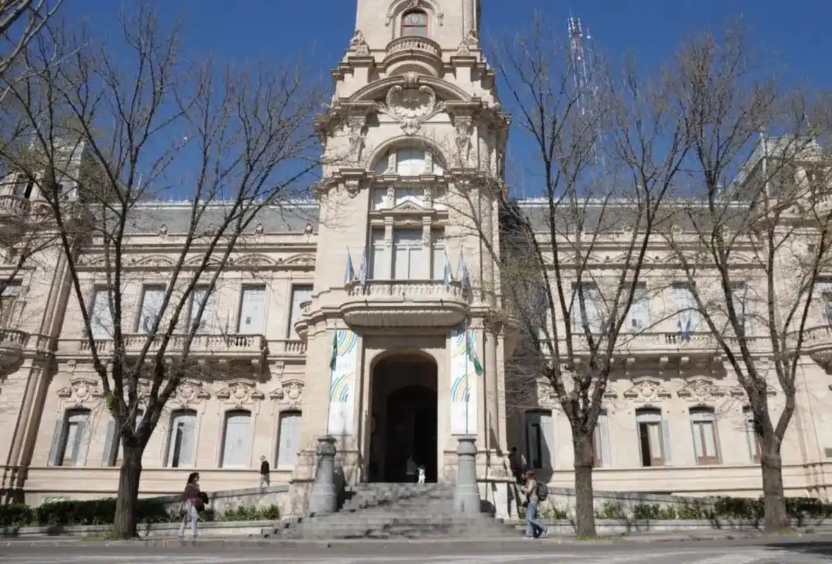 El Ejecutivo local evalúa las sanciones para los dos empleados implicados.