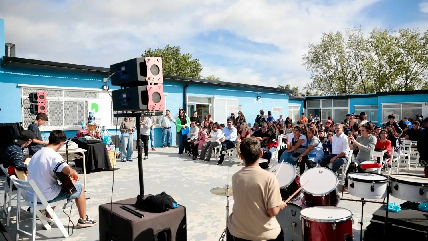 A la escuela asisten más de 400 estudiantes con orientación en arte y música.