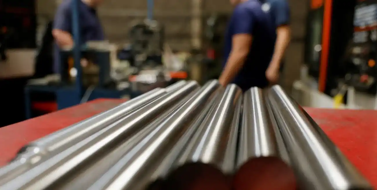 Washington duplica los aranceles al acero y aluminio canadiense al 50%, mientras Ontario impone un recargo del 25% a la electricidad exportada a EE.UU.​ Foto: REUTERS / Daniel Becerril.