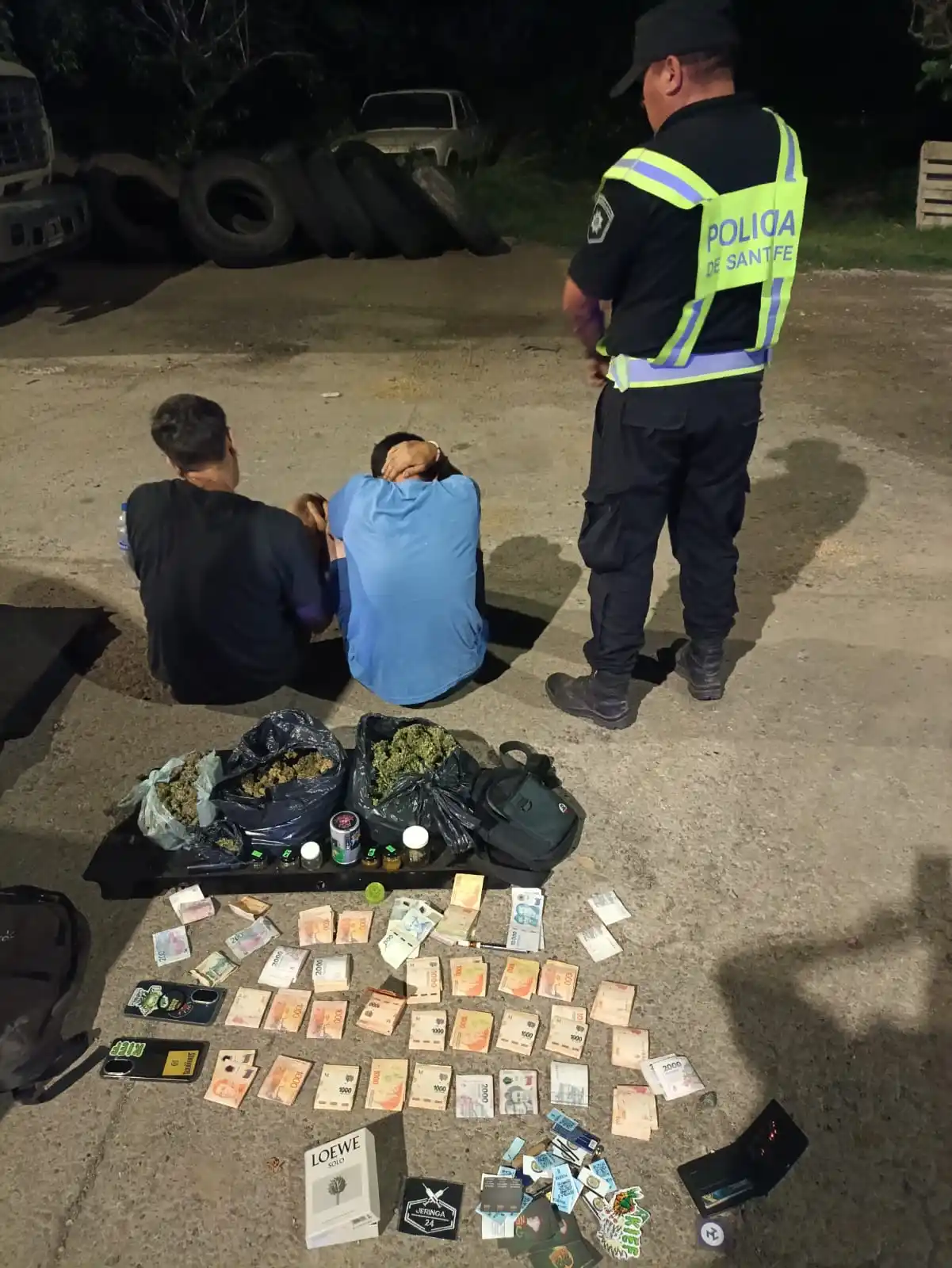 Impactante operativo: La Guardia Provincial Detiene vehículo con más de un kilo de marihuana y casi $700 mil en efectivo en Coronda - 1