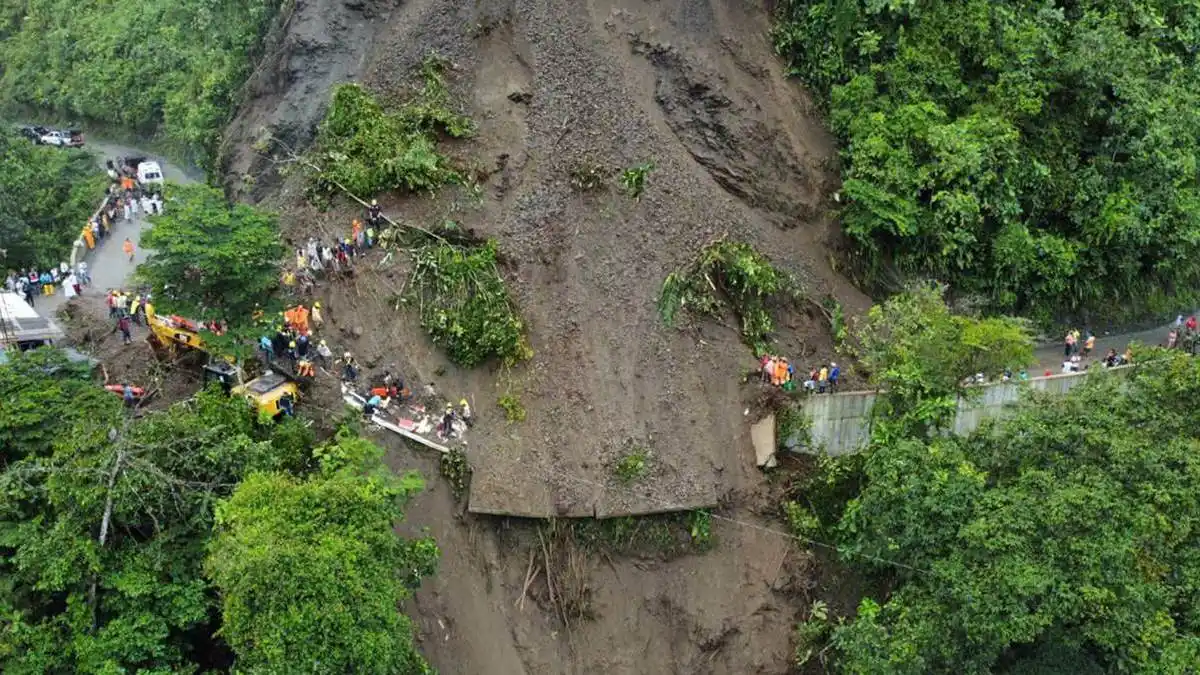 ¡TRAGEDIA EN COLOMBIA! Alud de tierra cayó sobre autobús: niña pierde la vida y 30 personas quedaron sepultadas