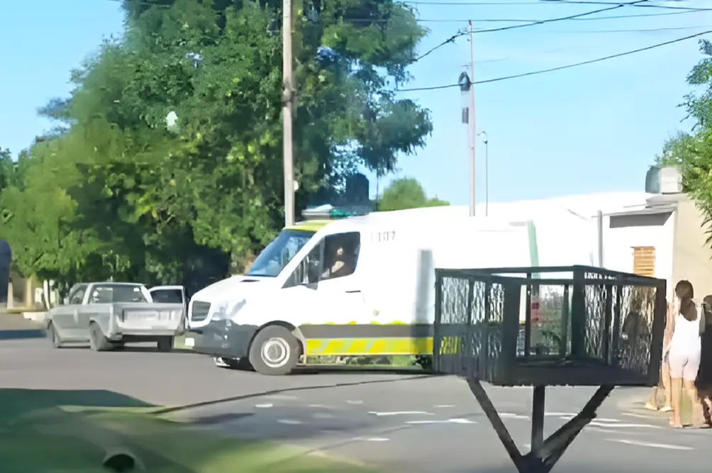 Una ambulancia trasladó a la conductora de la moto al Hospital.