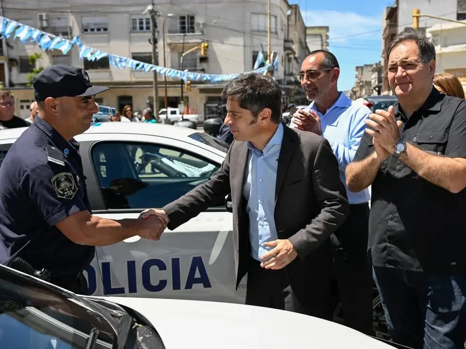 El Gobernador entregó patrulleros ayer en Azul.