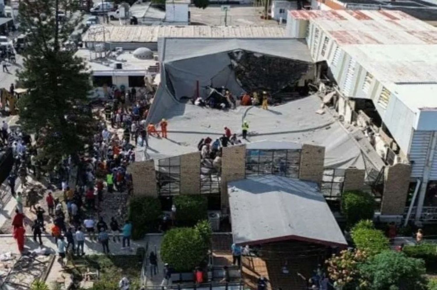 Según medios locales, debajo de los escombros de la parroquia de Santa Cruz, de un estilo arquitectónico industrial, habría al menos una veintena de personas.