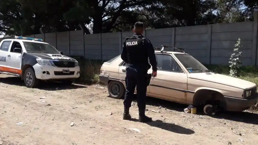 La Policía encontró dos autos abandonados