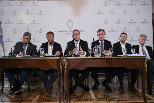 Jornada caliente en el Congreso: la LLA reunió las firmas para habilitar la discusión del DNU de la deuda