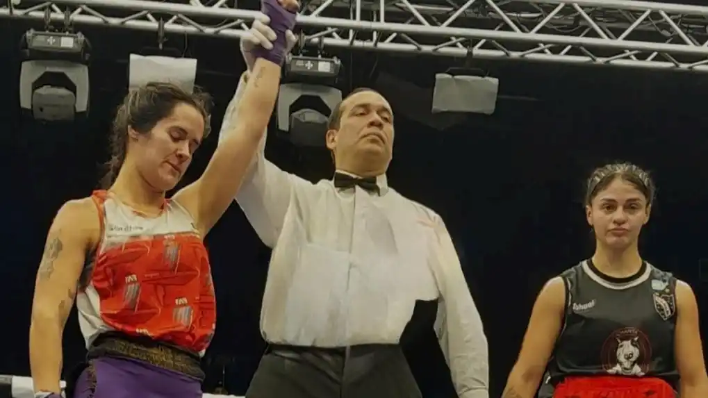 Momento del triunfo. Jensen ganó en las tarjetas y avanzó en el Torneo Regional