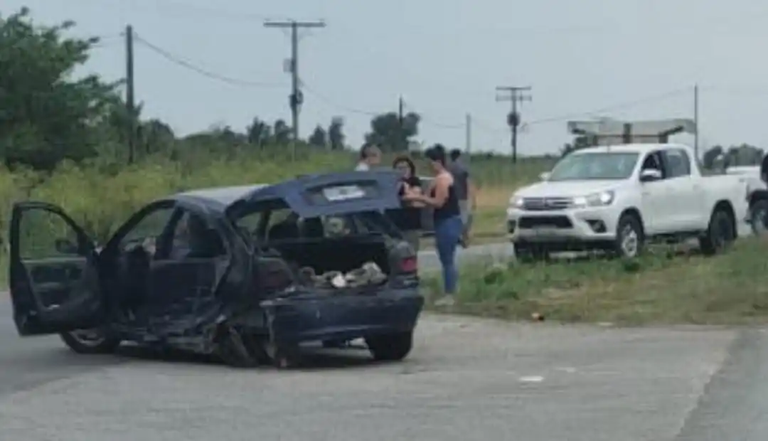 Uno de los vehículos involucrados en la fuerte colisión, donde viajaban los heridos