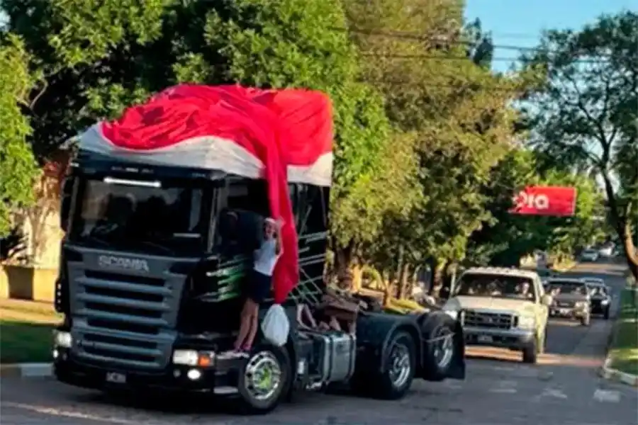 La magia de la Navidad recorrió en camión los barrios de Crespo