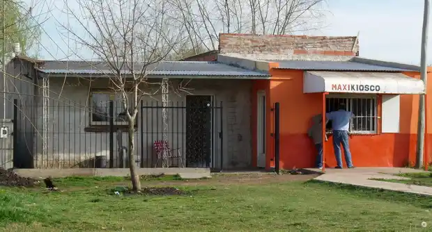 Roban en un kiosco de Urdinarrain