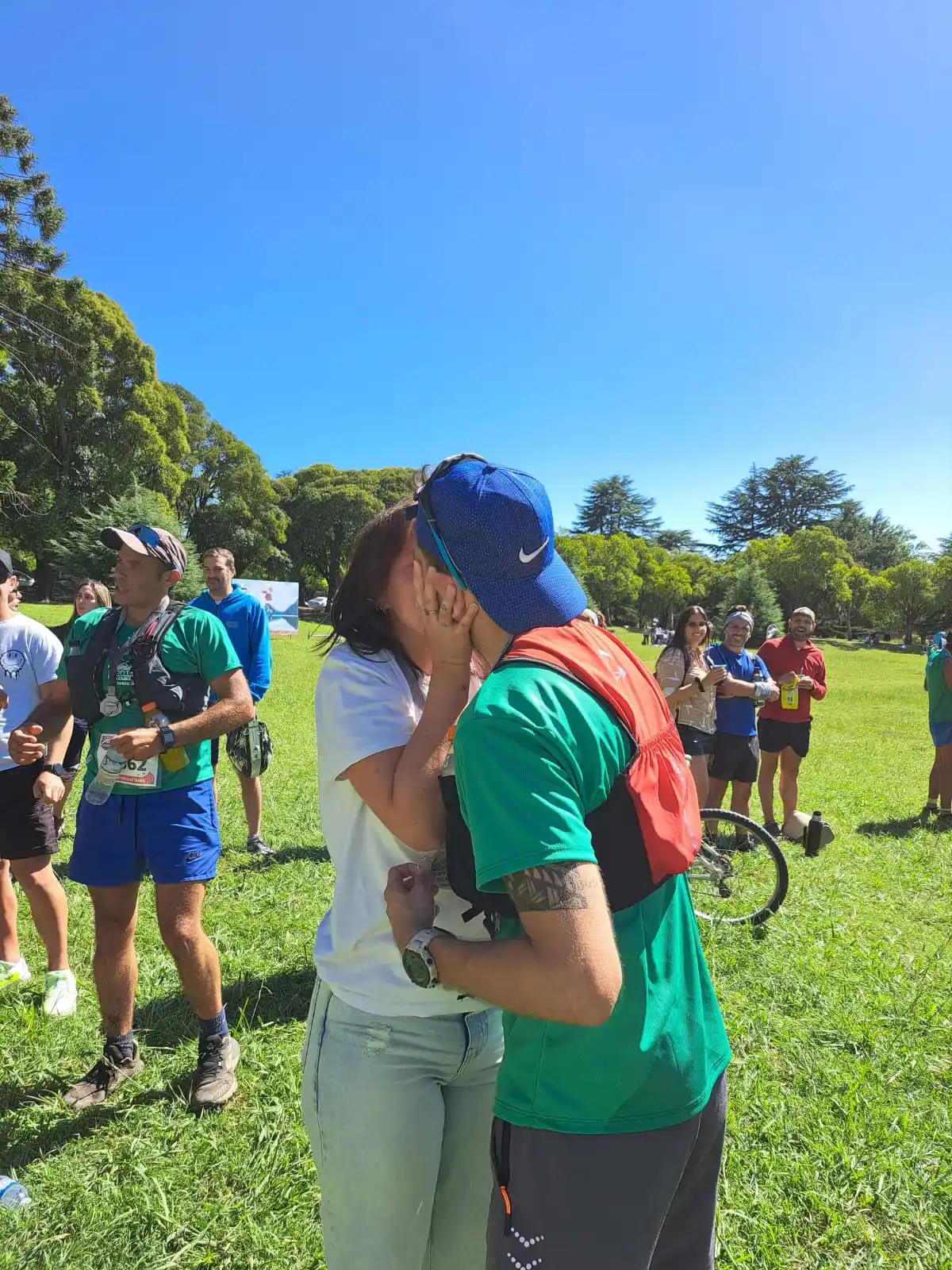 El joven, primero la abrazó y segundo le hizo una propuesta a su pareja: casamiento.