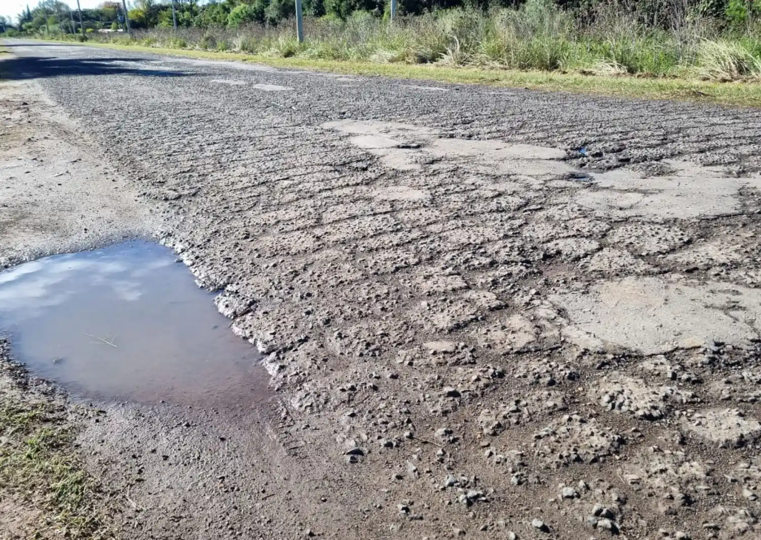 Los miembros de la comisión piden que se arregle el camino hacia el barrio de manera urgente. Foto: La Opinión.