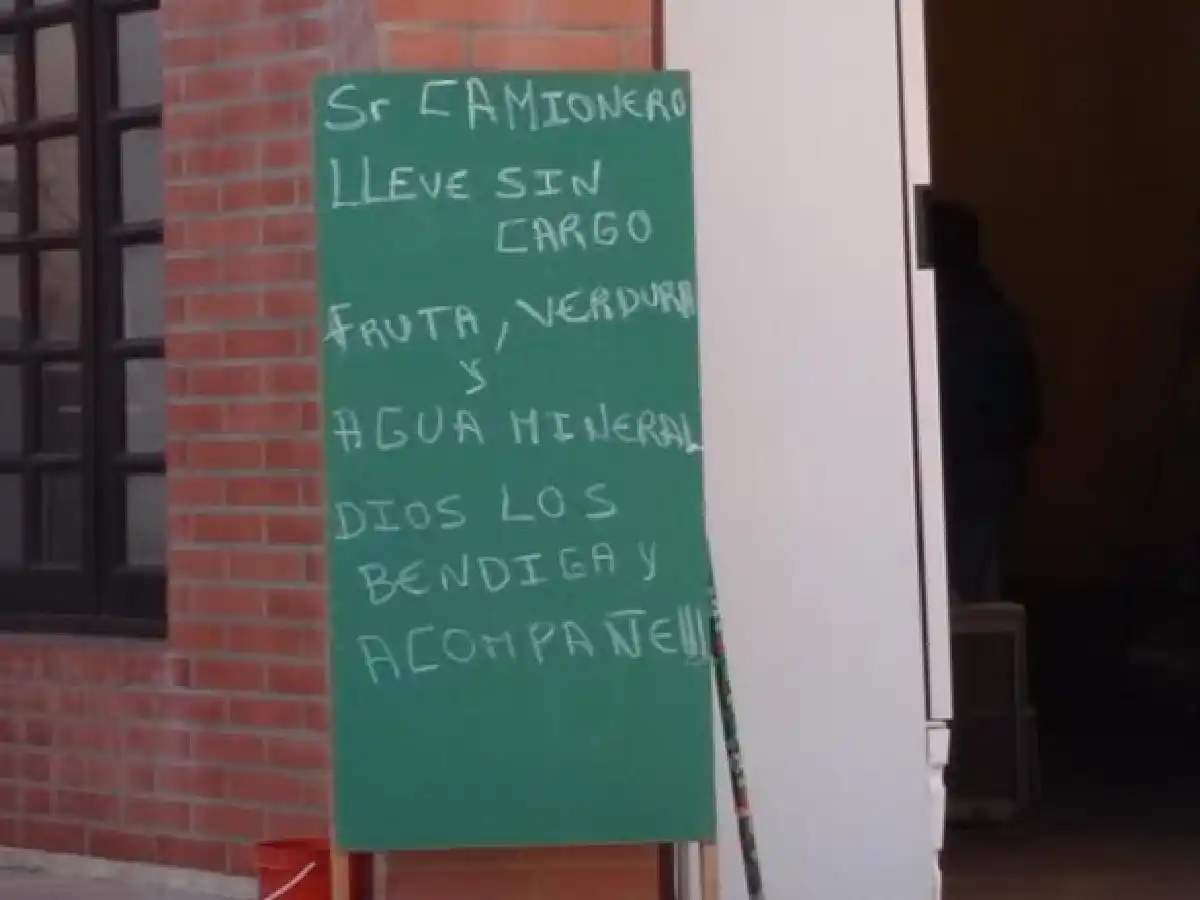 Laspiur: almacenera regala  alimentos y agua a camioneros 