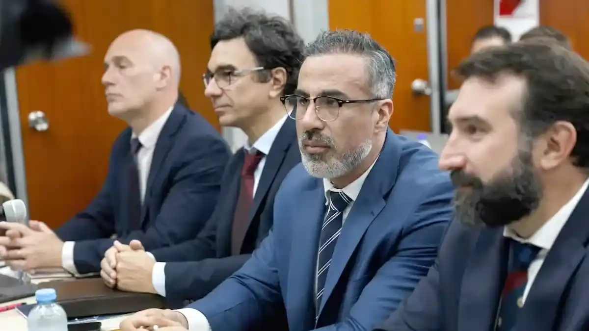 El neurocirujano Leopoldo Luque junto con uno de sus abogados, Francisco Oneto