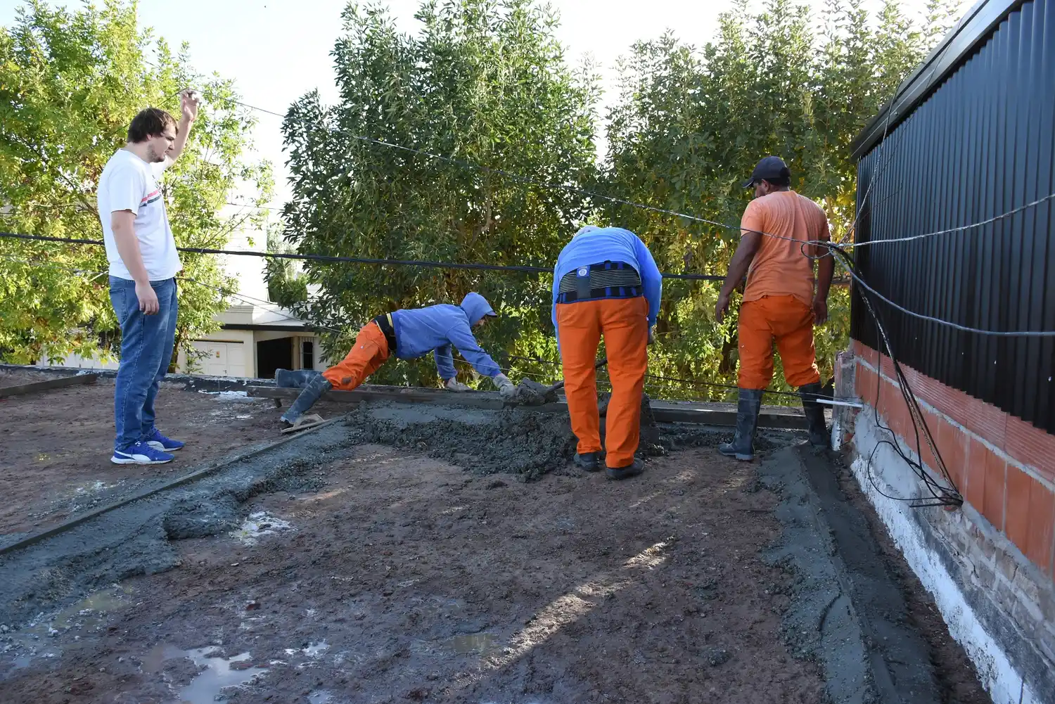 Trabajan sobre el techo del edificio municipal