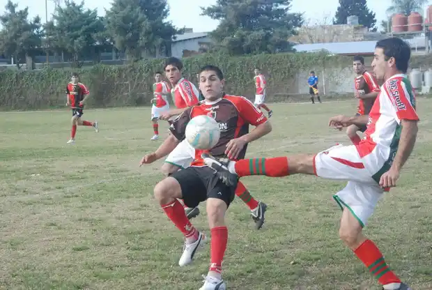 Choque de candidatos en el Estadio Municipal en el adelantado de la B 