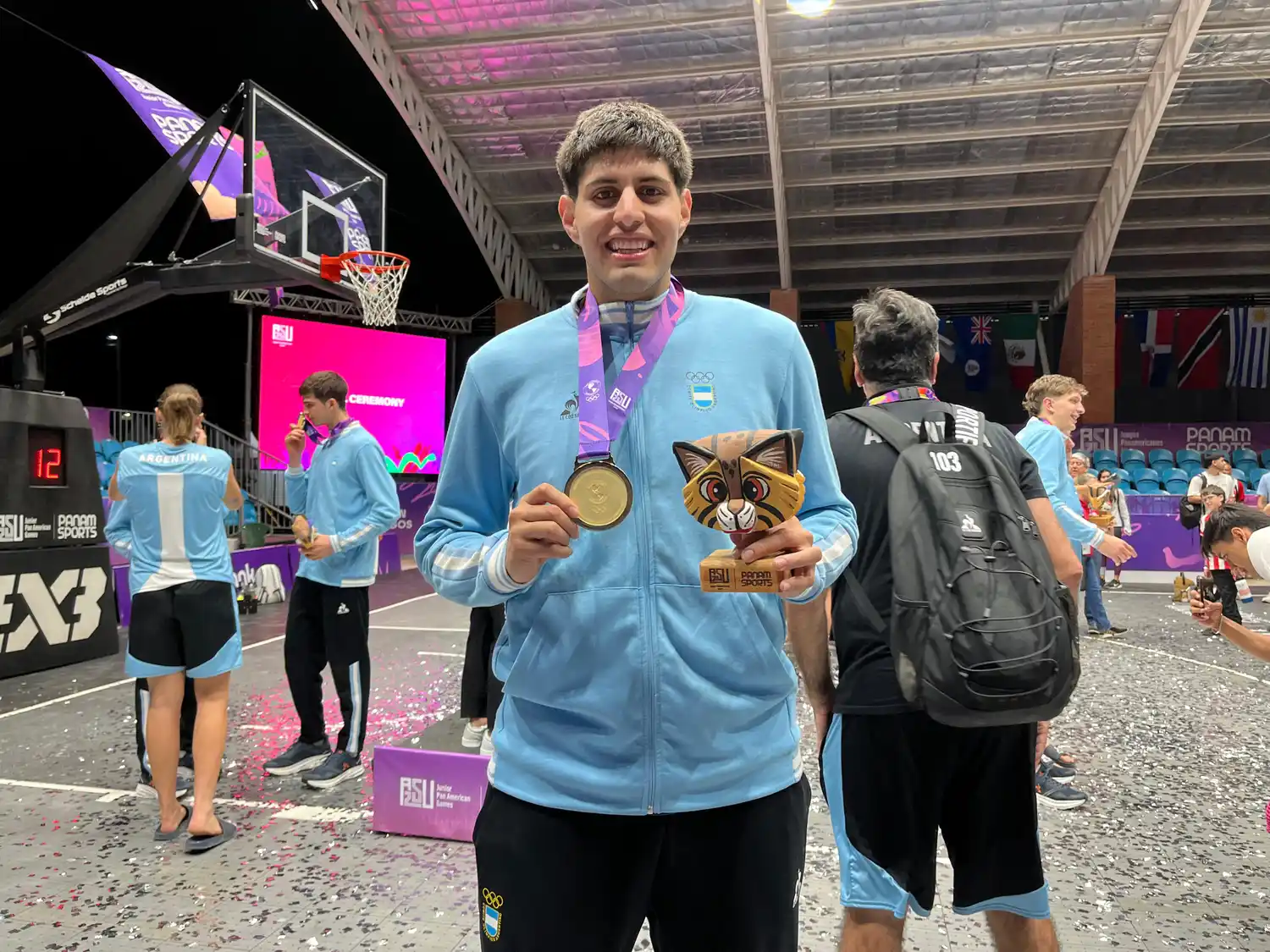 Elías Molina con su medalla dorada en Básquet 3x3.