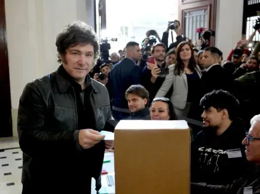 El presidente Milei votó y le respondió a Macri por el falso video: “Está hecho un llorón”